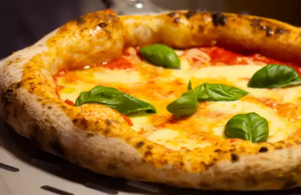Nueva York prohíbe las pizzas en horno de leña o carbón por el cambio climático