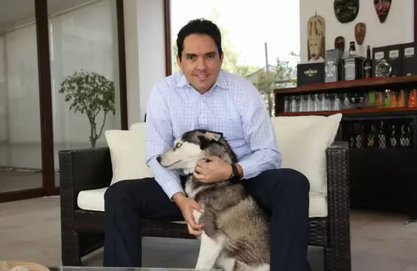 Tiene cinco hijos; dos, de cuatro patas: Mila y Ramona