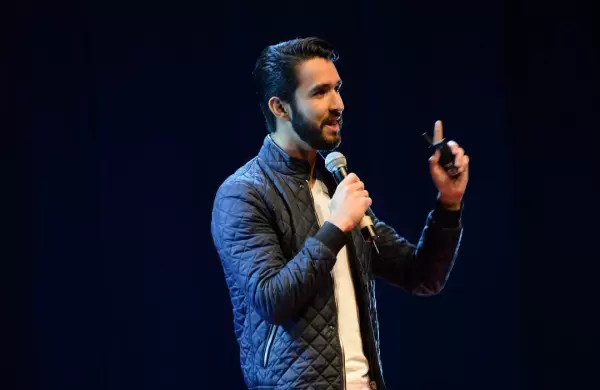 Los tips de Paco Benítez, el joven que enseña a CEOs y empresarios a hablar en público