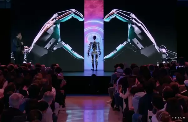 Videos: Elon Musk presentó su robot "Optimus" y sugirió que tendrá "cerebro"