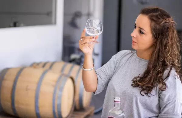 Taté Moretti, la argentina premiada en Londres por sus destilados, lanza un perfume inspirado en el gin