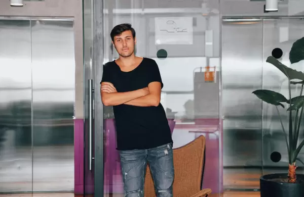 Tiene 22 años, es experto en Mobile Marketing y triunfa en Europa asesorando a apps
