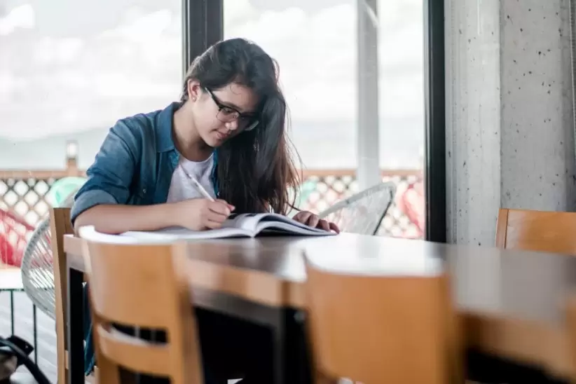 jovenes-estudiando-foto-unsplash-1024x683