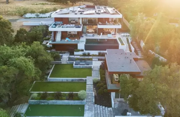 Cmo es y qu lujos tiene una tpica mansin de Silicon Valley