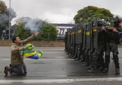 Impactante video: Un conductor atropell e hiri a quince personas en una manifestacin a favor de Bolsonaro