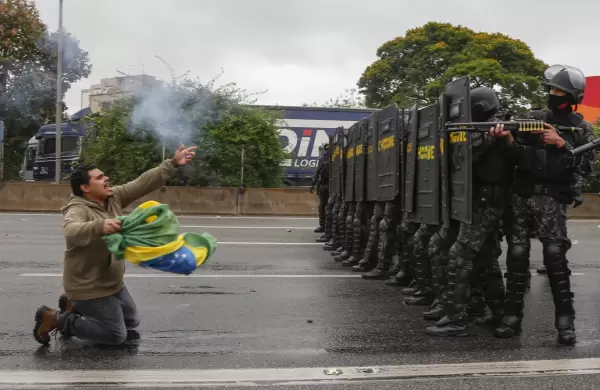 Impactante video: Un conductor atropell e hiri a quince personas en una manifestacin a favor de Bolsonaro