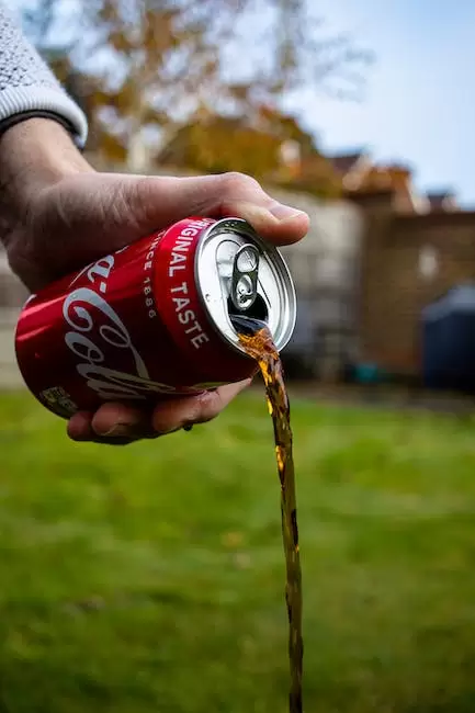 Persona Vertiendo Coca Cola Puede