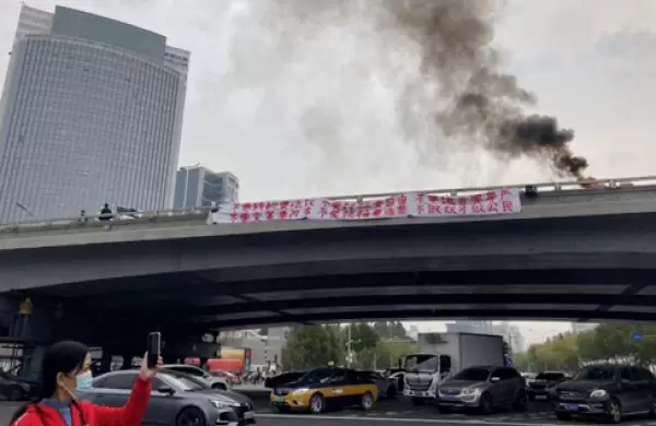 Por los confinamientos por el Covid Cero, China estalla en inusuales protestas