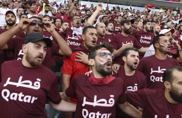Una investigación del New York Times revela la trama oculta y los orígenes de los hinchas alquilados en Qatar 2022