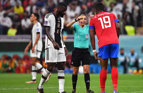 Stphanie Frappart: as es la primera mujer que arbitr un partido masculino en un Mundial