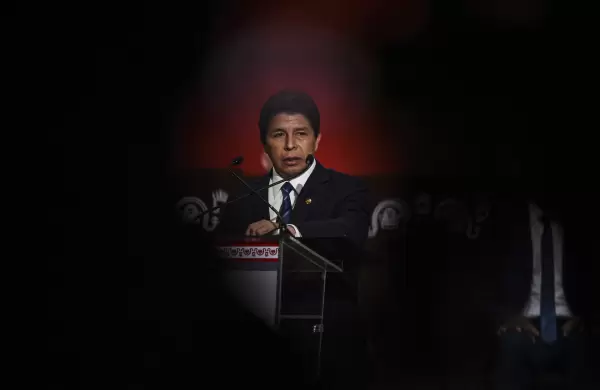 El presidente Castillo disuelve el Congreso y es acusado de asestar un autogolpe en Per