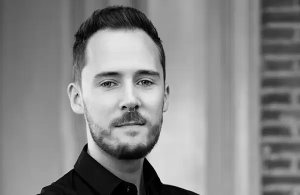 Por qué las empresas deben dejar de vender "historias falsas", según el fotógrafo francés que lanzó el primer álbum LGBTIQ+