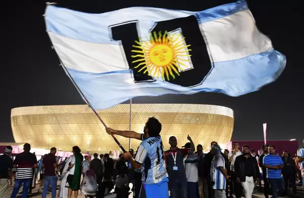 Campeones del Mundo: el plantel argentino se paseó con la Copa por el boulevard Lusail de Qatar