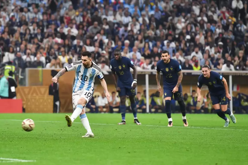 Lionel Messi convierte el primer gol de la Final ante Francia