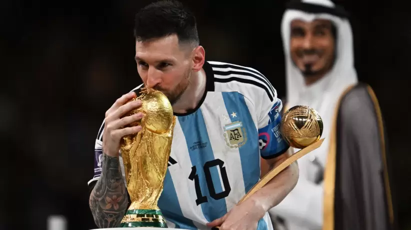 Messi, Beso a la Copa