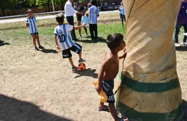 Con una Copa del Mundo hecha por ellos mismos, así fue la vigilia de la gente que esperó por los dueños del planeta
