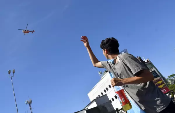 Por la masividad y caos de la fiesta, los jugadores dejaron el micro, sobrevolaron en helicópteros y regresaron a Ezeiza