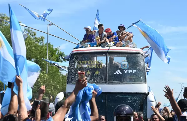 Video: Dos personas saltaron sobre Messi y el micro de la Selección