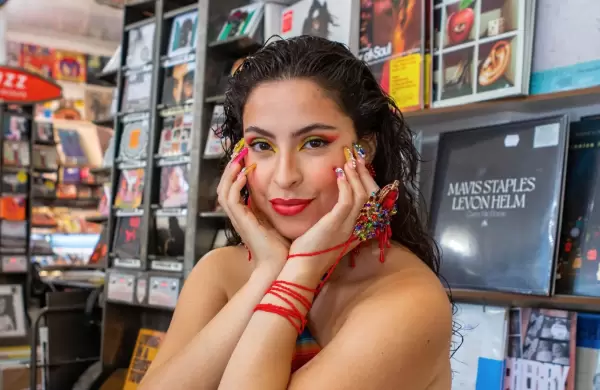 Economista, Politloga? No, con el canto, esta ecuatoriana seduce a Francia