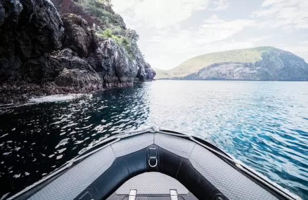 77 días a la deriva en el mar y una vida de superación