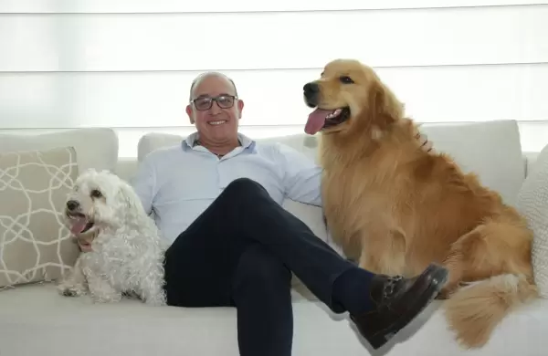 En su arca, hay dos mascotas que son su adoracin