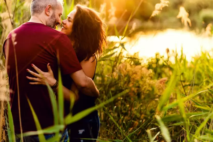 Fotos de stock gratuitas de abrazos de pareja, al aire libre, amor