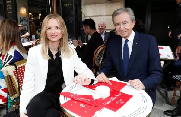 El hombre más rico del mundo reorganiza su imperio para empoderar a su familia y las acciones se disparan