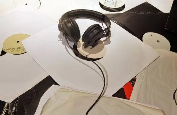 La historia de los auriculares creados para aislar el ruido del Concorde que hoy son un clásico para los DJs