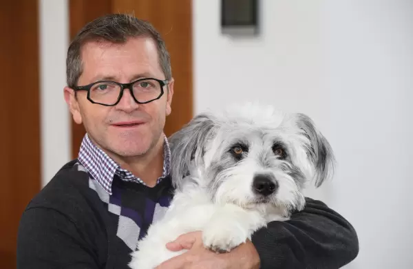 Luca, el cholo guapo que acompaa siempre al CEO de Dog Audio