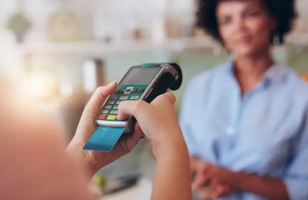 La regin deja atrs el efectivo: aumenta el uso de tarjetas contacless, pagos con QR y el "tap on phone"