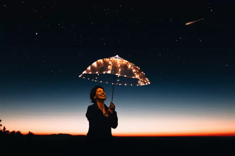 Mujer Con Paraguas Con Luces