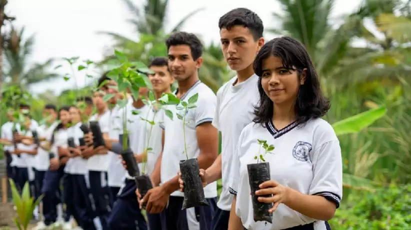 Estudiantes de la Unidad Educativa Playa Prieta en Portoviejo, Manabí, realizan