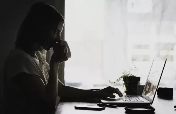 Un estudio revela cómo la propaganda rusa, con noticias falsas, desinformación y contenido engañoso, se infiltra en los chatbots de IA