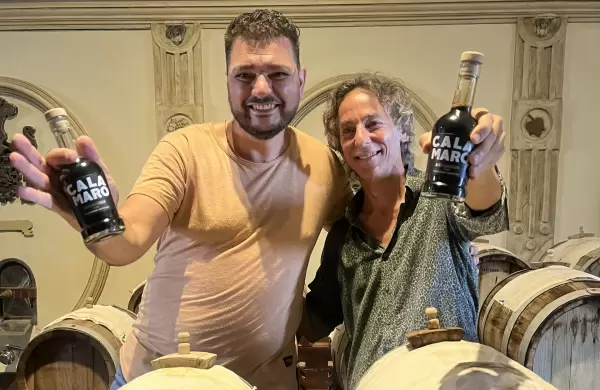 Calamaro Gourmet: el músico presenta su aceite de oliva y  cuenta los secretos de su nueva aventura