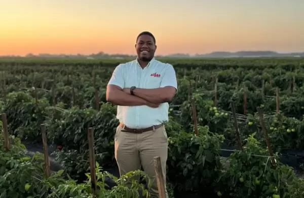 Tiene menos de 30, fundó una empresa que convierte algas marinas en fertilizantes y está salvando al planeta