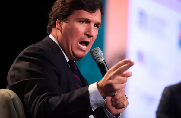 Cuánto ganaba Tucker Carlson, el controvertido periodista acusado de misoginia que Fox echó luego de perder millones