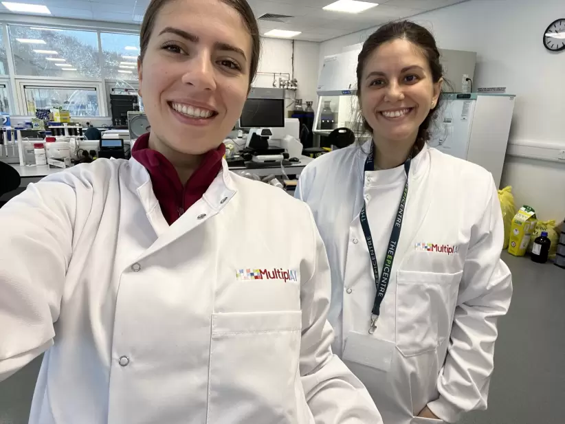 Científicas investigadoras Razan Hijazi y Claudia Solari en el laboratorio de Cambridge (Reino Unido) (Fuente MultiplAI Health)