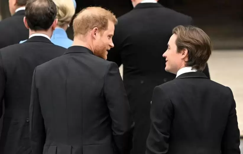 Harry se encuentra presente en la coronación de su padre.