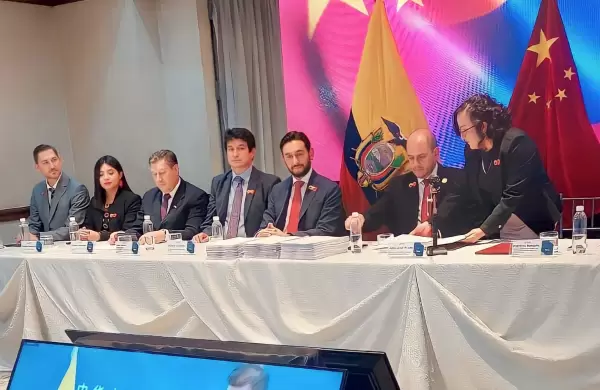 Ecuador y China suscriben tratado de libre comercio
