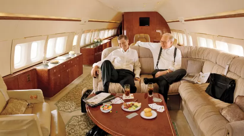 Warren Buffet junto a Bill Gates en un jet privado