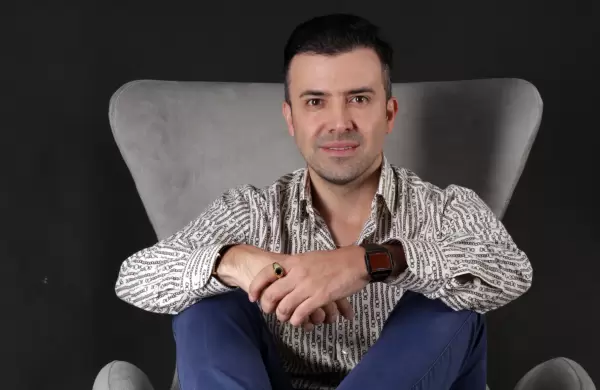 ¡Imparable! Felipe Fiallo se codea con Valentino, Versace, Gucci y sigue sumando galardones