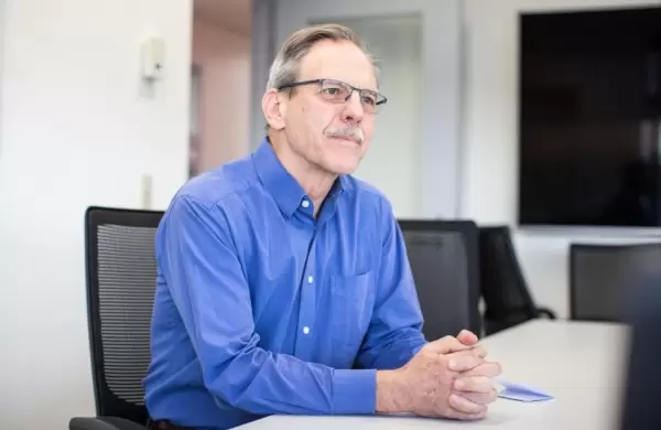 Quién es el profesor multimillonario que donó parte de su fortuna y cuál es su vínculo con la Argentina