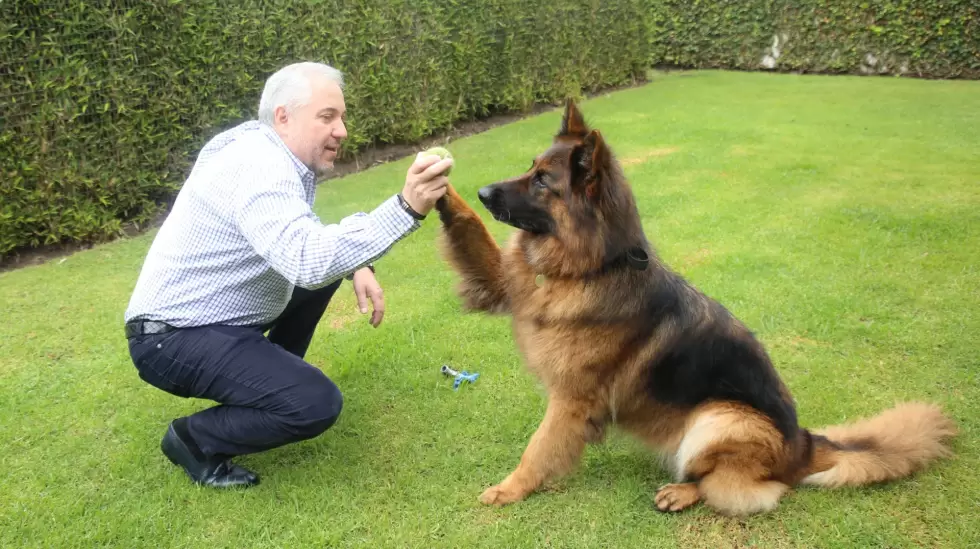 Diego Coronel Urbina y su mascota Quito - Ecuador