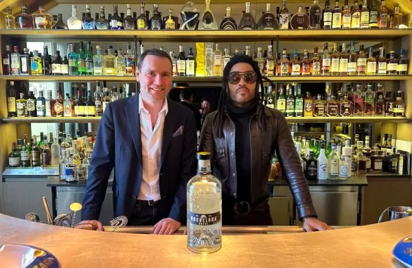 Lenny Kravitz entra al alcohol por el lado esotérico del negocio: "No es tequila, no es mezcal. Pero es muy, muy bueno"