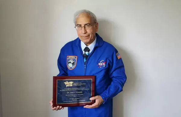 Científico ecuatoriano de la NASA recibió premio