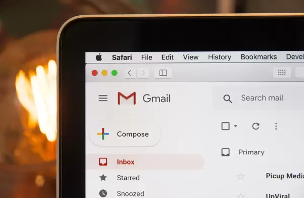 Utilizan la insignia de verificación de Gmail, se hacen pasar por empresas verdaderas y estafan a miles de usuarios