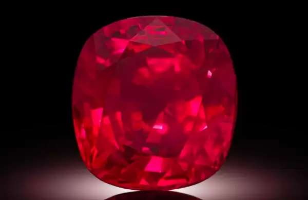 Un rubí de 55 quilates y un diamante rosa de 10 quilates alcanzan un récord de USD 34,8 millones cada uno en Sotheby's