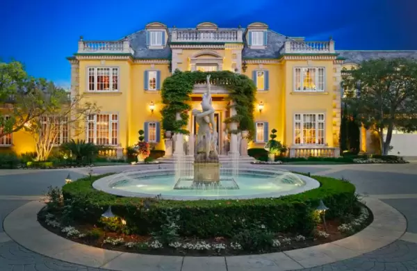 Cómo es la mansión de Rod Stewart en Los Ángeles que vende por 70 millones de dólares