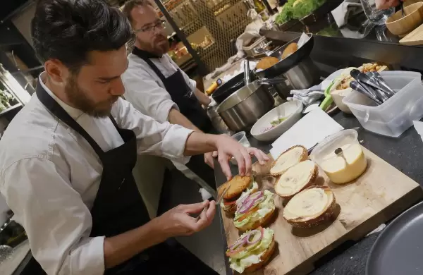 Cómo es el "pollo cultivado en laboratorio" que Estados Unidos acaba de autorizar y se consume en restós de lujo