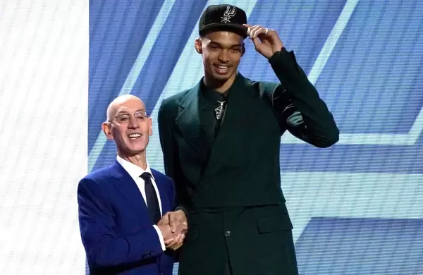 Victor Wembanyama, nueva estrella de la NBA, Ginóbili y los millones que ganará